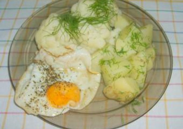 Fotografia przedstawiająca jajko,kalafior,młode ziemniaki na obiad
