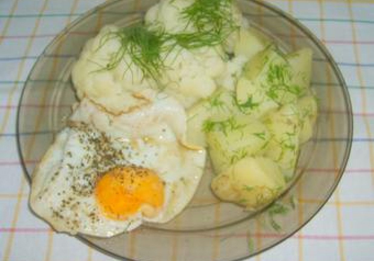 jajko,kalafior,młode ziemniaki na obiad foto