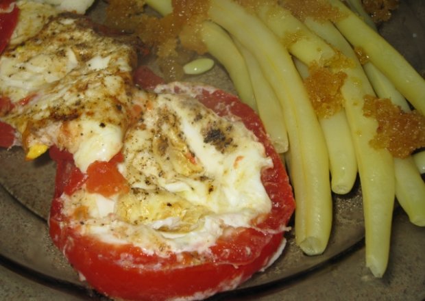 Fotografia przedstawiająca Jajo sadzone w pomidorach