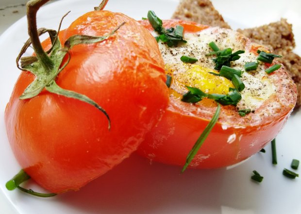 Fotografia przedstawiająca Jajo w pomidorze