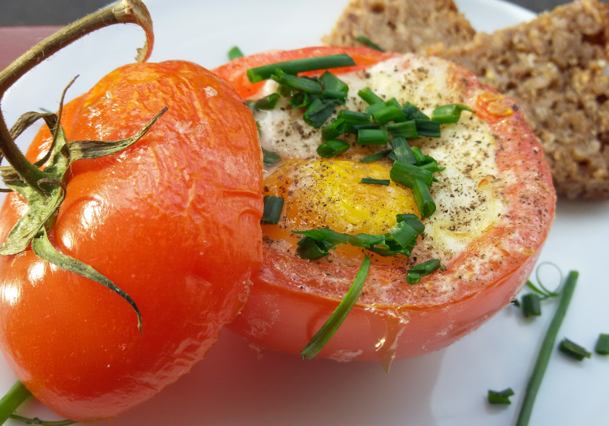 Jajo w pomidorze foto