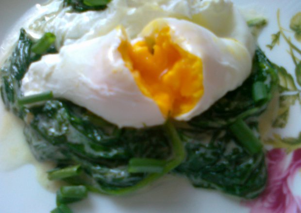 Fotografia przedstawiająca jajo wiedeńskie na szpinaku