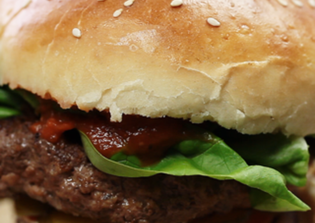 Jak przygotować bułki do burgerów? + Przepis na burgery. foto