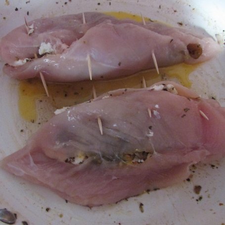 Krok 4 - Jak smacznie nafaszerować mięso, czyli pierś z ricottą i pieczarkami foto