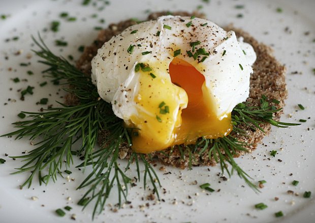 Jak sprawdzić świeżość jajek i ugotować idealne jajko w koszulce foto