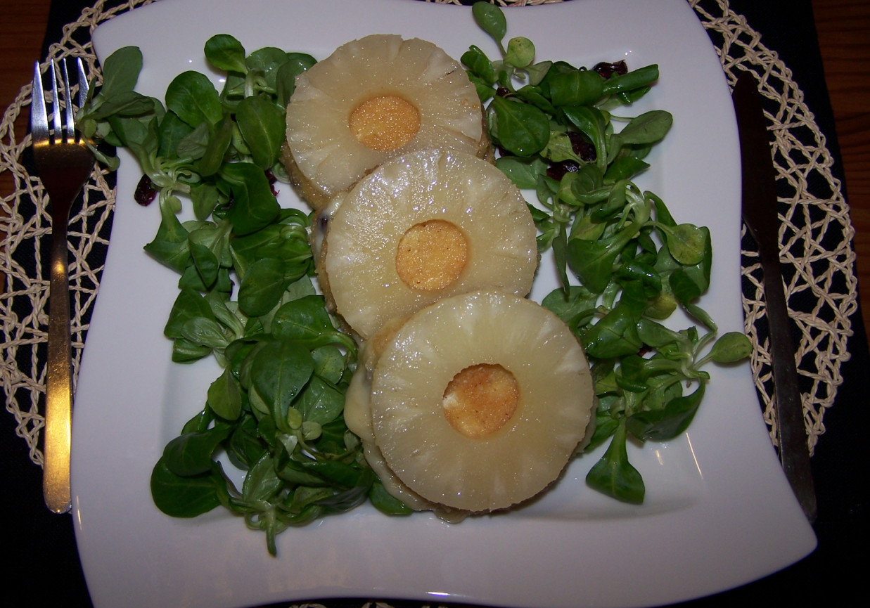Jak sprawić mężowi przyjemność, czyli camembert z żurawiną i ananasem :) foto