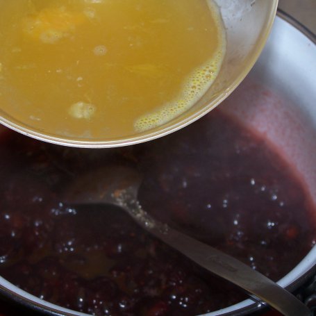 Krok 3 - Jak wzbogacić mięso, czyli pieczony schab podany z sosem żurawinowym i karmelizowanymi jabłkami :) foto