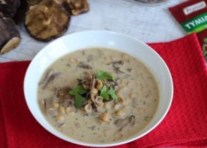 Jak zrobić aromatyczną zupę borowikową z makaronem? foto