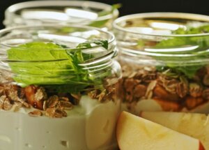 Jak zrobić jogurt z płatkami owsianymi i jabłkiem? foto