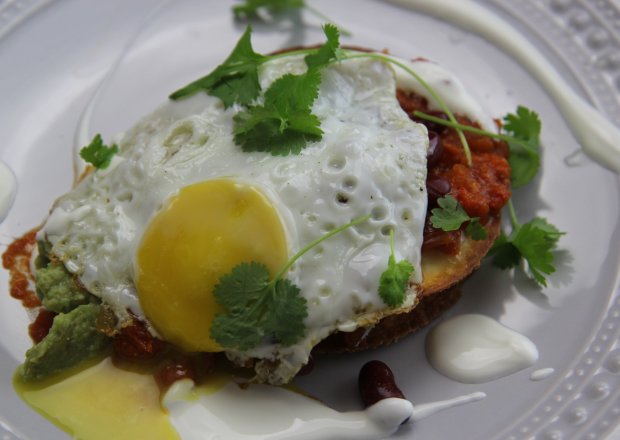 Jak zrobić meksykańskie śniadanie huevos rancheros? Obejrzyj video! foto
