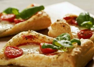 Jak zrobić minipizze z warzywami i mozzarellą? foto