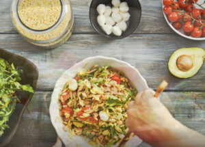 Jak zrobić sałatkę z makaronu ryżowego orzo? foto