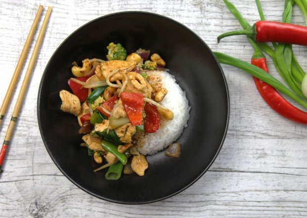 Jak zrobić tajskiego kurczaka z orzeszkami nerkowca? Zobacz video! foto