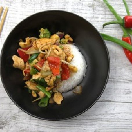 Jak zrobić tajskiego kurczaka z orzeszkami nerkowca? foto