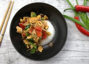 Jak zrobić tajskiego kurczaka z orzeszkami nerkowca? foto