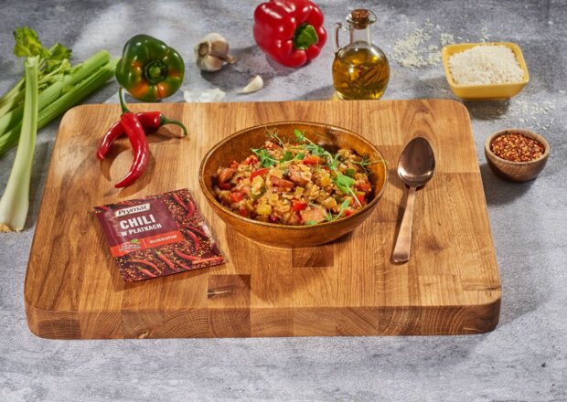 Fotografia przedstawiająca Jambalaya - danie jednogarnkowe z kiełbasą i ryżem, DS XXIV, odc. 11