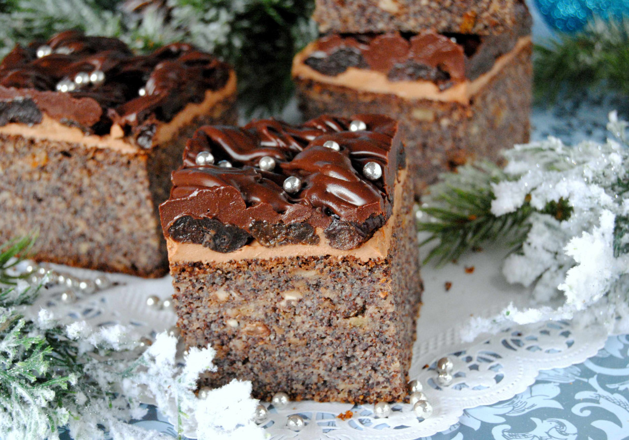 Japoński makowiec z pijaną śliwką foto