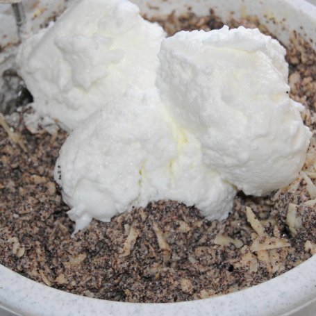 Krok 3 - Japoński makowiec z pijaną śliwką foto