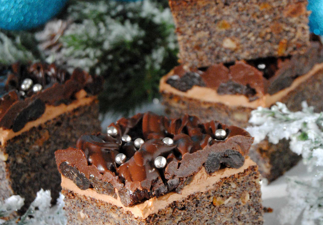 Japoński makowiec z pijaną śliwką foto