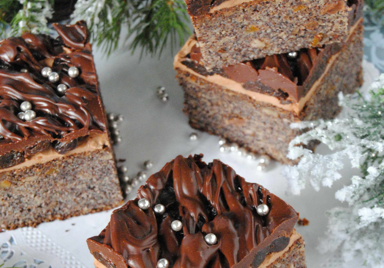 Japoński makowiec z pijaną śliwką foto