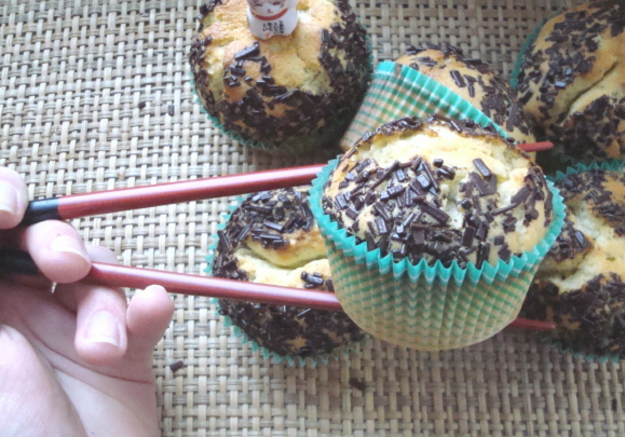 Japońskie muffiny z zieloną herbatą i cytryną foto