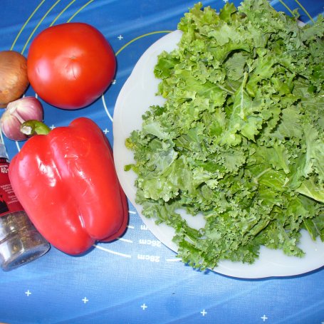 Krok 1 - Jarmuż duszony z pomidorami i papryką foto