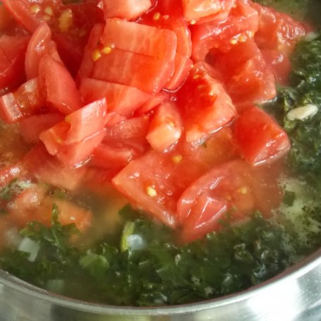 Krok 3 - Jarmużowa zupa z pomidorami i cieciorką foto