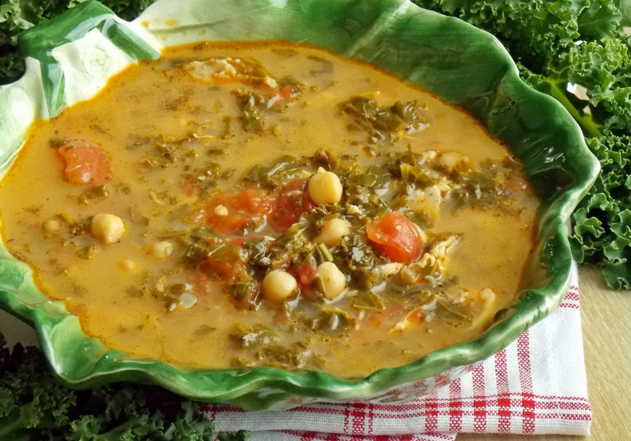 Jarmużowa zupa z pomidorami i cieciorką foto
