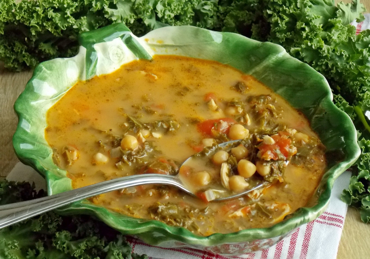 Jarmużowa zupa z pomidorami i cieciorką foto