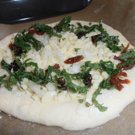 Krok 3 - Jarska pizza z mozzarellą, suszonymi pomidorami i pokrzywą foto