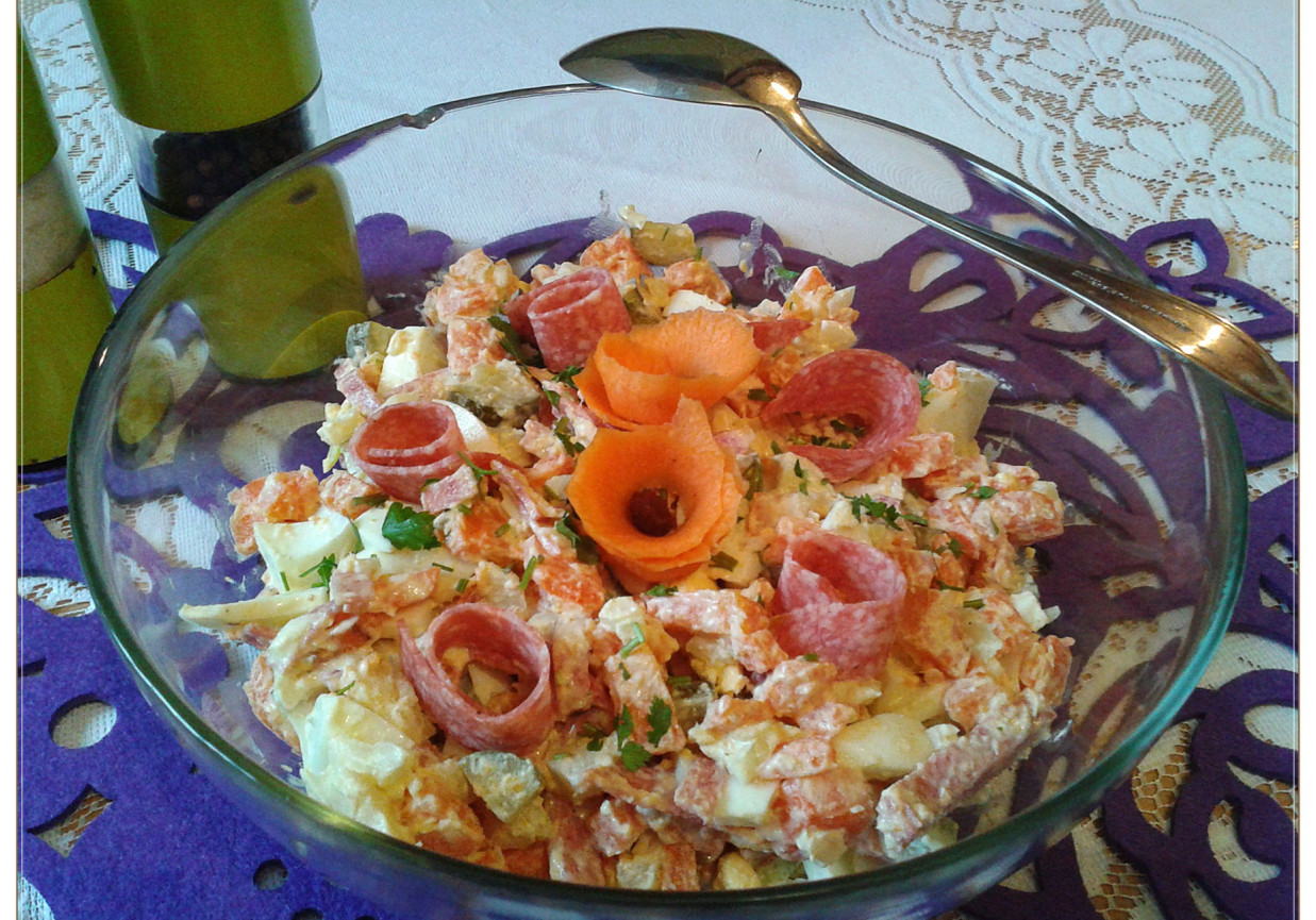 Jarzynowa sałatka z salami na ostro foto