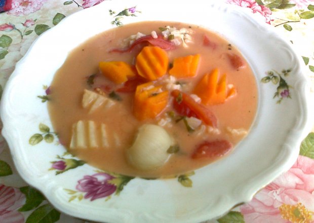 Fotografia przedstawiająca Jarzynowa zupa pomidorowa