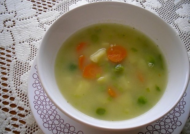 Fotografia przedstawiająca Jarzynowa zupa z kaszą jaglaną