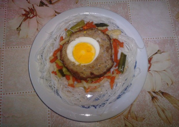 Fotografia przedstawiająca Jaskółcze gniazda na warzywach z makaronem ryżowym