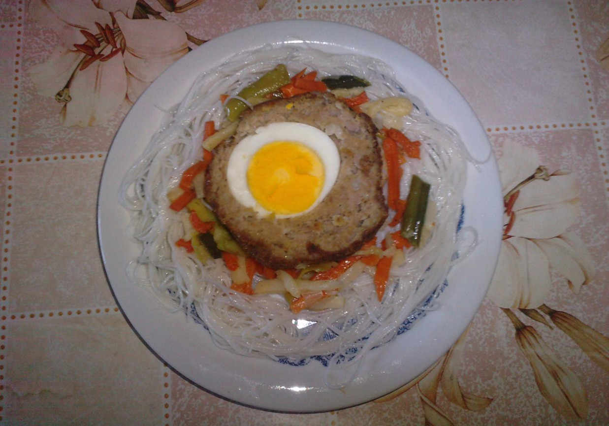 Jaskółcze gniazda na warzywach z makaronem ryżowym foto