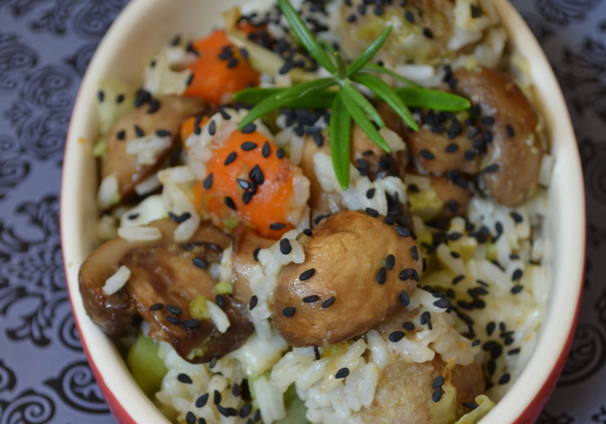 jaśminowy ryż z mięsnymi kuleczkami,białą kapustą ,karotką i bobem oprószony czarnym sezamem foto