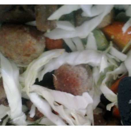 Krok 5 - jaśminowy ryż z mięsnymi kuleczkami,białą kapustą ,karotką i bobem oprószony czarnym sezamem foto