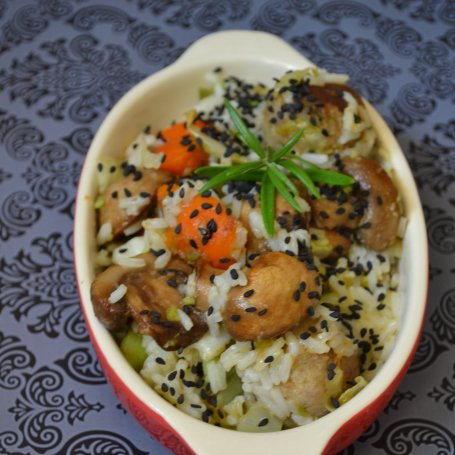 Krok 6 - jaśminowy ryż z mięsnymi kuleczkami,białą kapustą ,karotką i bobem oprószony czarnym sezamem foto