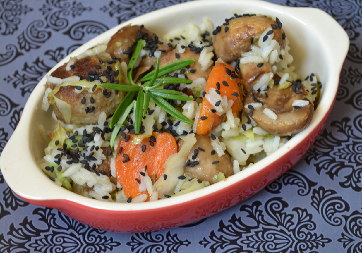 jaśminowy ryż z mięsnymi kuleczkami,białą kapustą ,karotką i bobem oprószony czarnym sezamem foto
