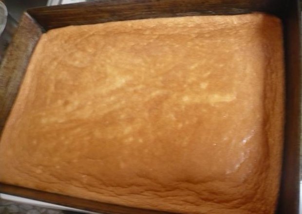 Fotografia przedstawiająca jasny biszkopt na ciasto