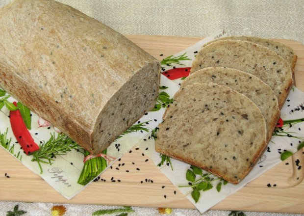 Fotografia przedstawiająca Jasny chleb z czarnuszką na zakwasie