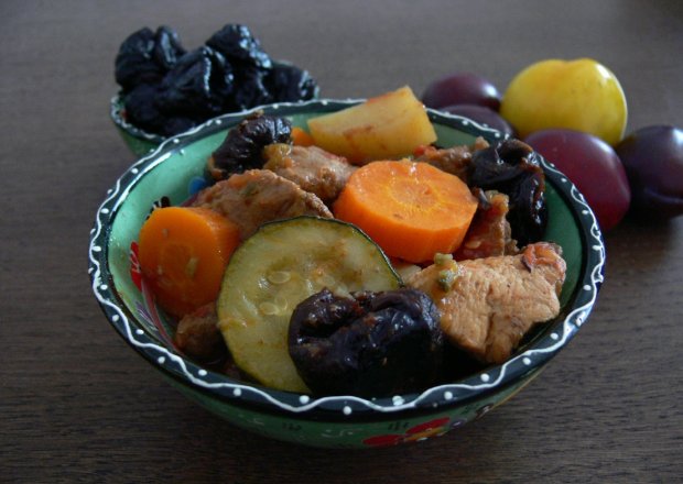 Fotografia przedstawiająca Jednogarnkowe mięsiwa z warzywami i śliwkami