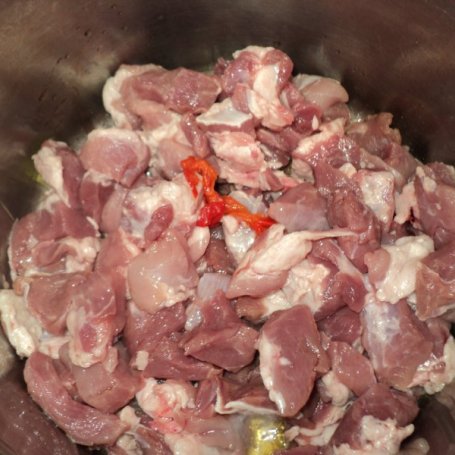 Krok 1 - Jednogarnkowy gulasz mięsno warzywny  foto