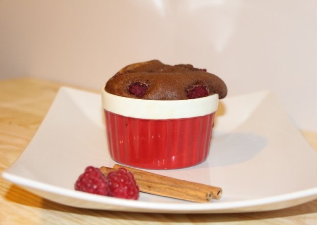 Fotografia przedstawiająca Jednoosobowe malinowo czekoladowe ciasta