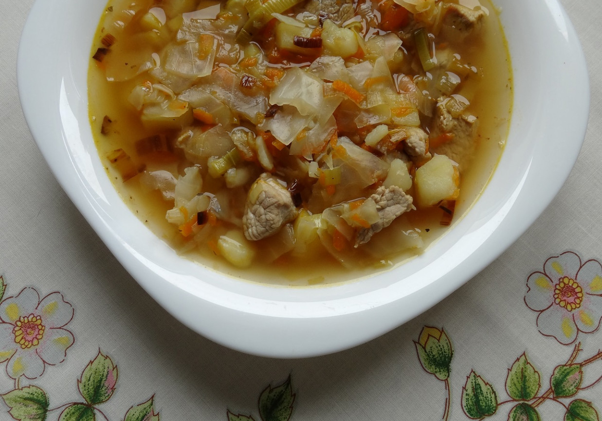 Jesienna  jarzynowa zupa z mięsem foto