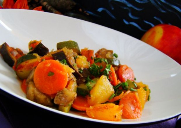 Fotografia przedstawiająca Jesienna wegetariańska potrawka z dyni kabaczka i bakłażana