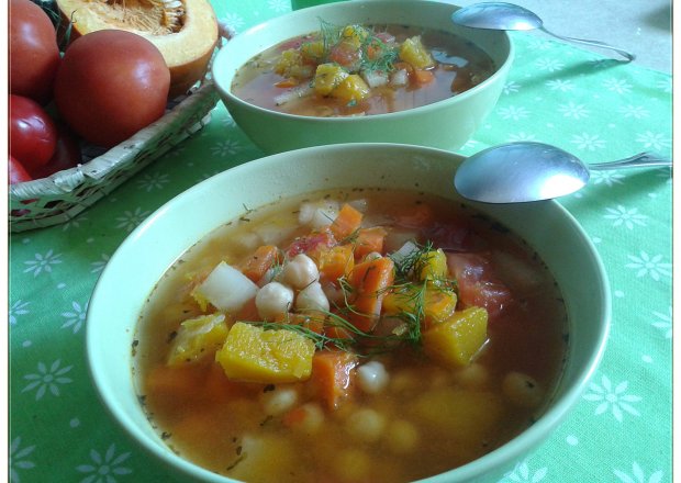 Fotografia przedstawiająca Jesienna zupa z ciecierzycą