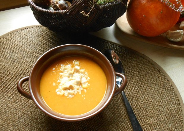 Fotografia przedstawiająca Jesienna zupa z pieczonych warzyw.