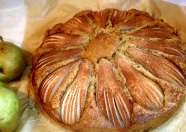 Fotografia przedstawiająca Jesienne ciasto z gruszkami i orzechami z nutą cynamonu