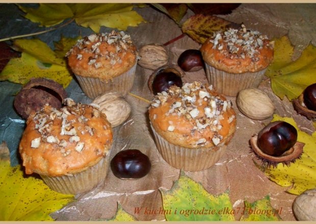 Fotografia przedstawiająca Jesienne muffinki z orzechami,cynamonem i marchewką